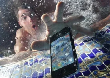 phone-water-damaged-1